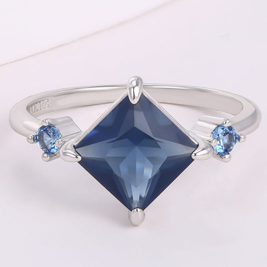 Pierścionek pozłacany z niebieskim kryształem emporia®