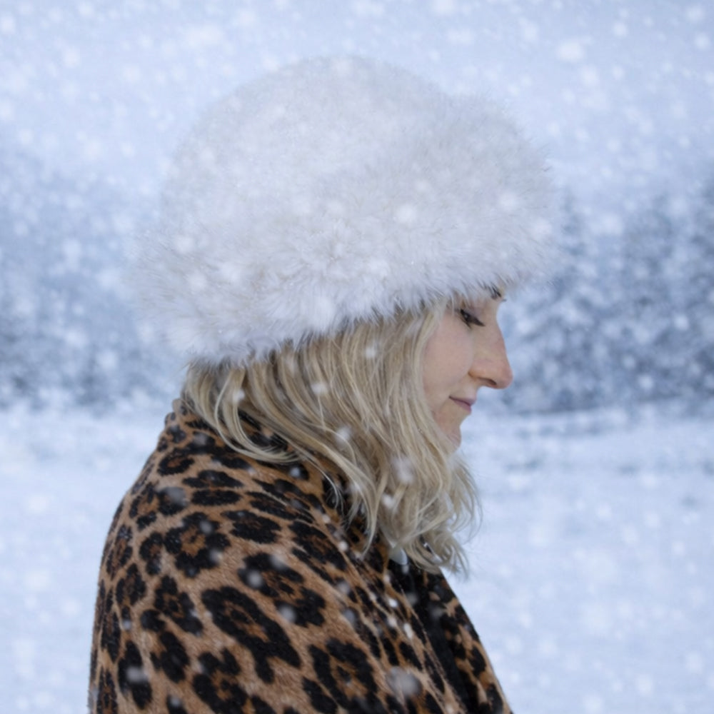 Beżowa zimowa czapka ze sztucznego futra – jeden rozmiar
