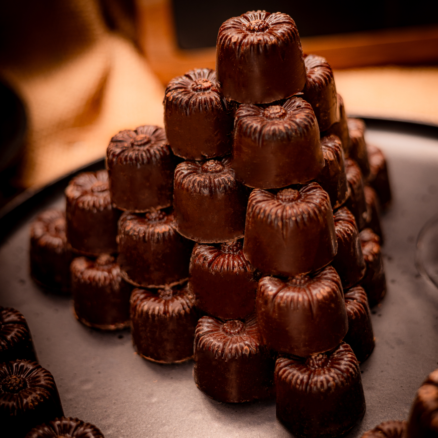 1 kg pralin z ciemnej czekolady nadziewanej ajerkoniakiem