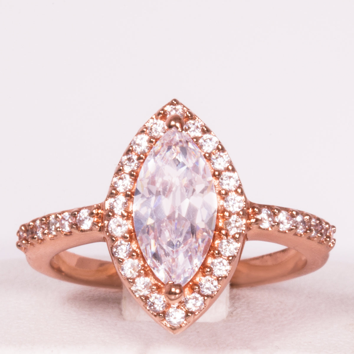 Pierścionek pozłacany z białym kryształem emporia® ( Pierścionek )