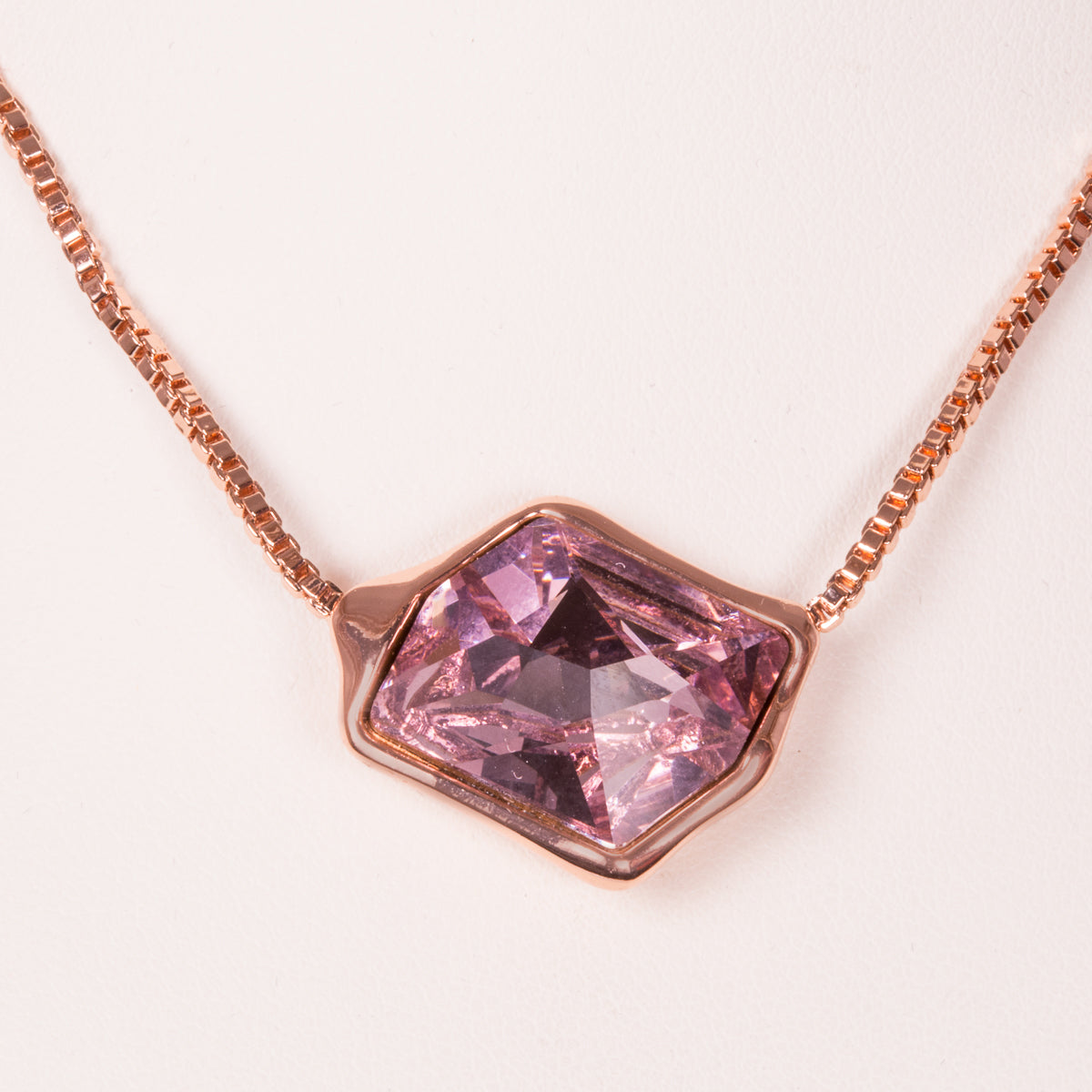 Zawieszka pozłacana z purpurowym kryształem emporia®