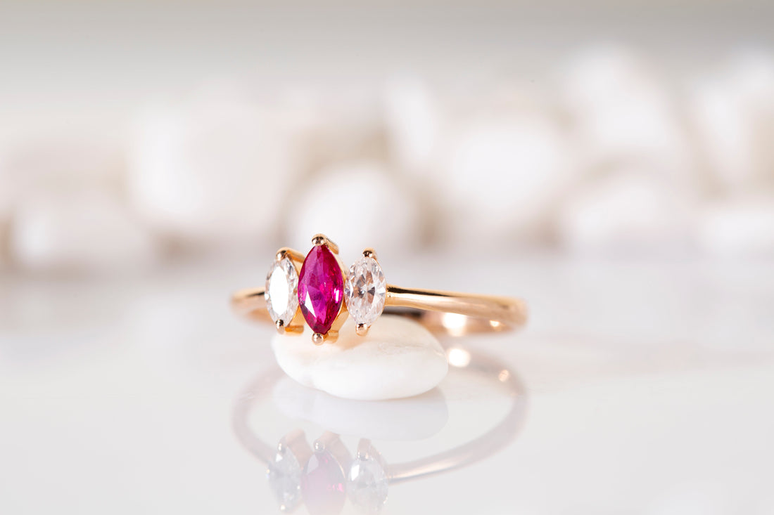 Zabłyśnij letnimi wieczorami: Srebrne i złote kolczyki z czerwonymi diamentami dla wyjątkowego wyglądu