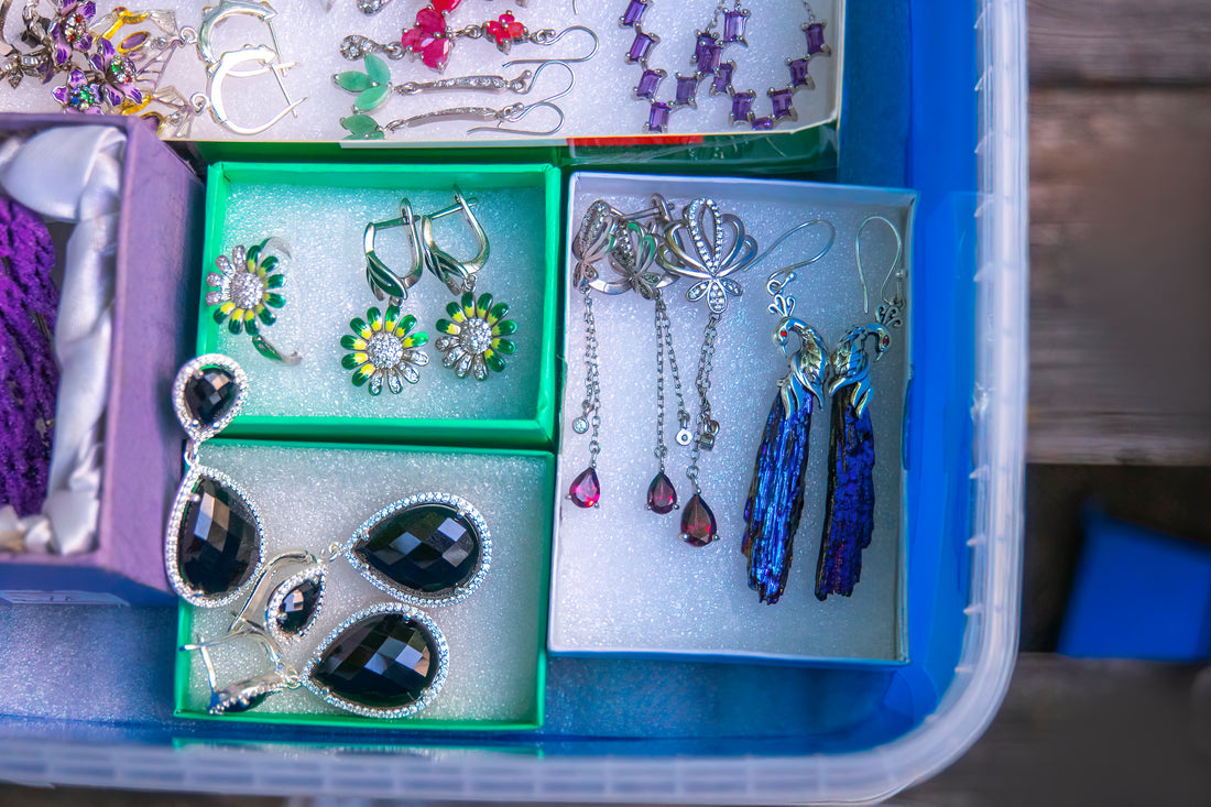 Najpopularniejsze style i kształty srebrnych kolczyków damskich - Biżuteria Lux