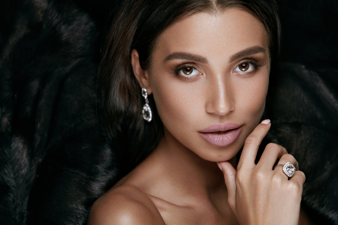 Listopadowe porady modowe: kombinacje srebrnych kolczyków i srebrnych pierścionków z kamieniami szlachetnymi - Biżuteria Lux