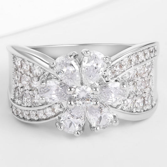 Pierścionek pozłacany z białym kryształem emporia®