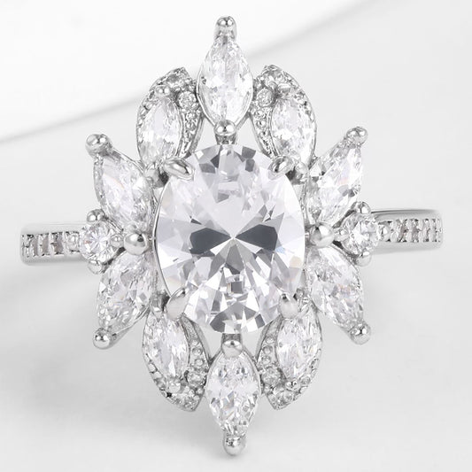 Pierścionek pozłacany z białym kryształem emporia®