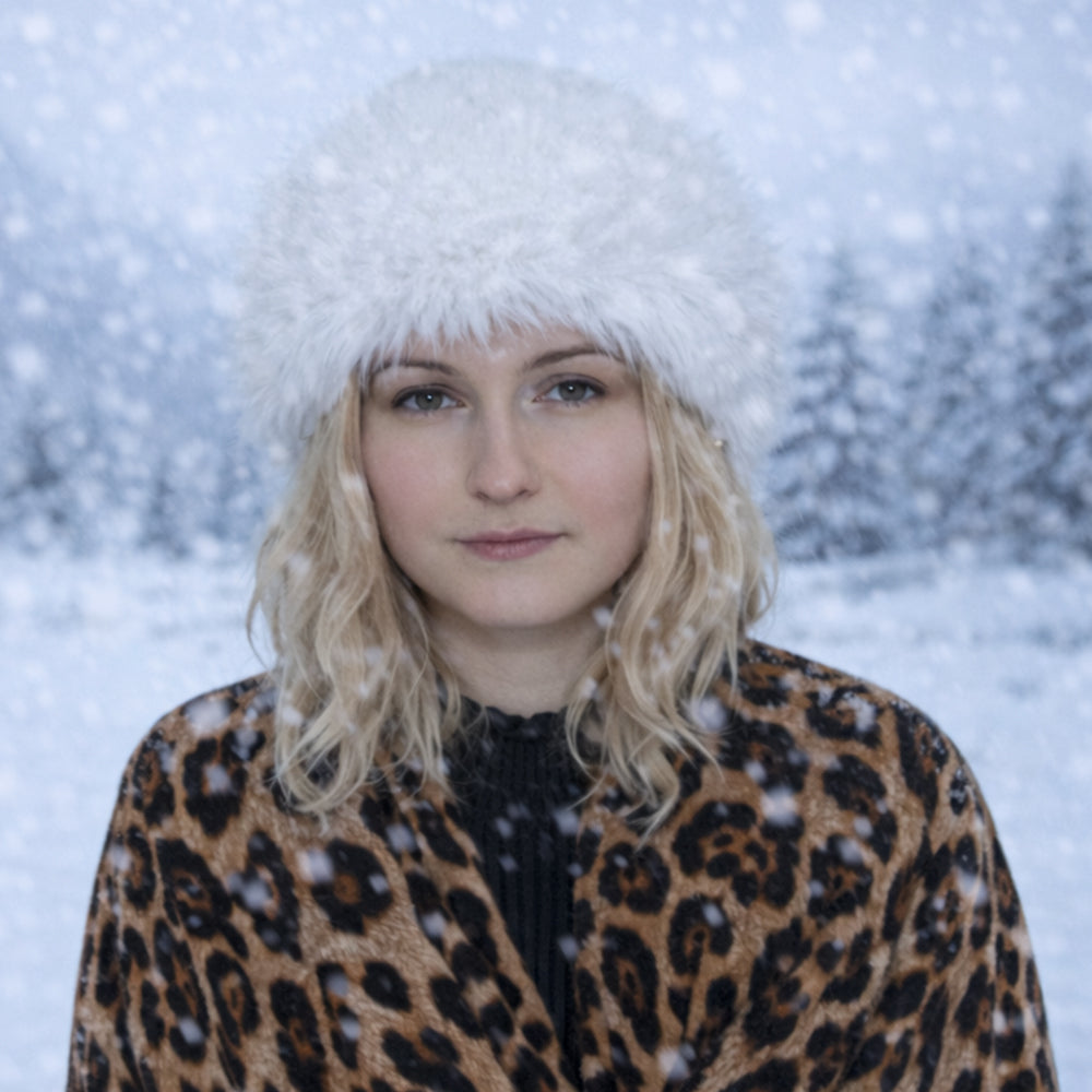 Beżowa zimowa czapka ze sztucznego futra – jeden rozmiar