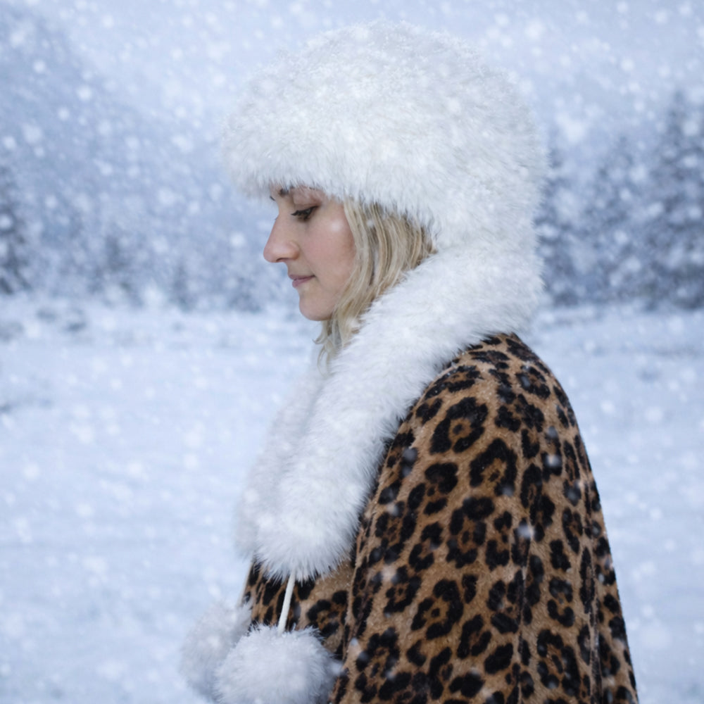 Biała zimowa czapka ze sztucznego futra z szalikiem – jeden rozmiar 5 