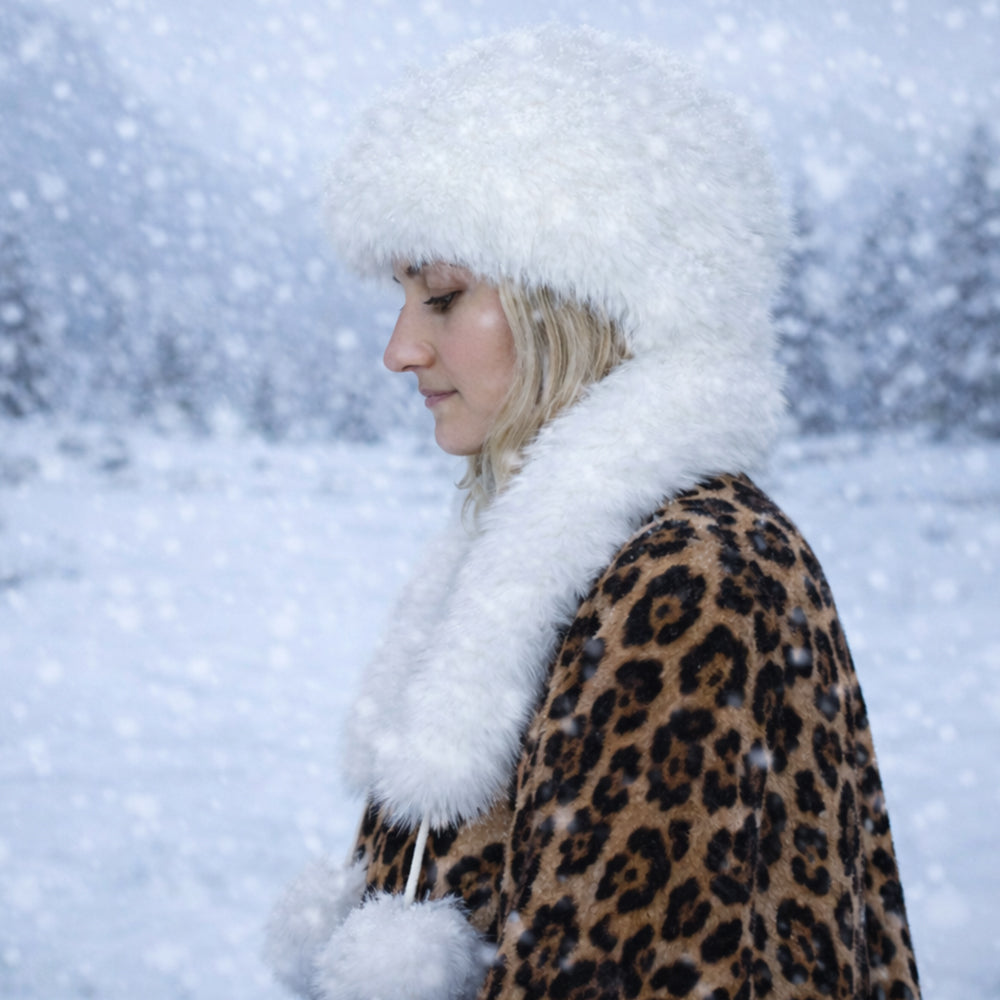 Biała zimowa czapka ze sztucznego futra z szalikiem – jeden rozmiar