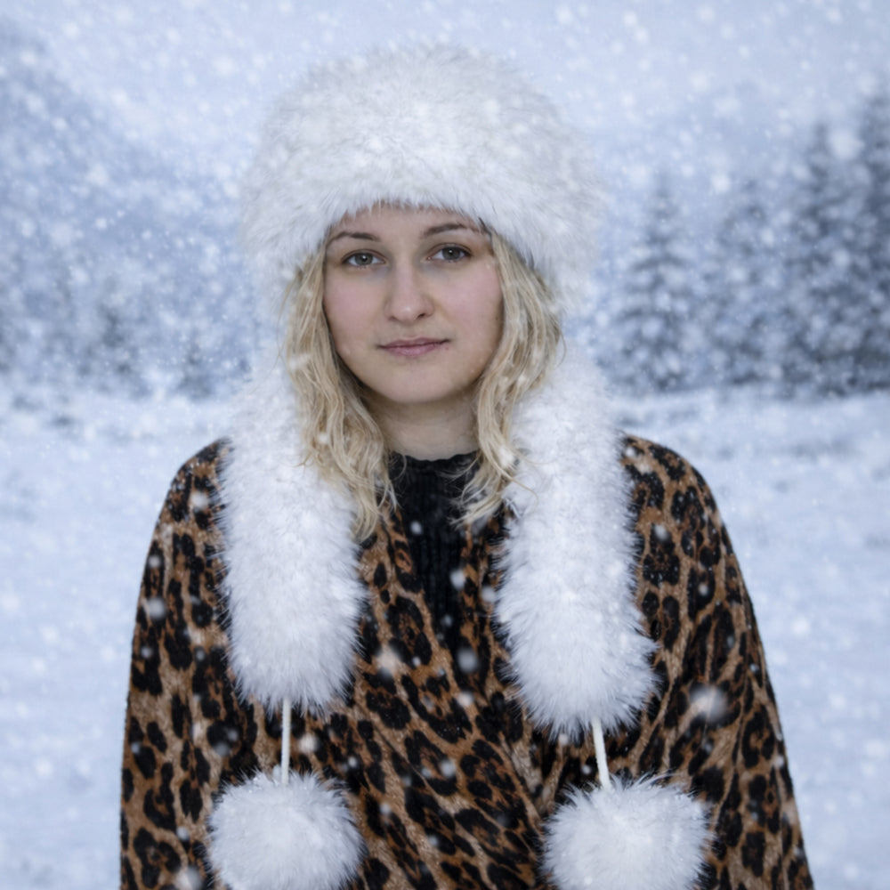 Biała zimowa czapka ze sztucznego futra z szalikiem – jeden rozmiar 1 