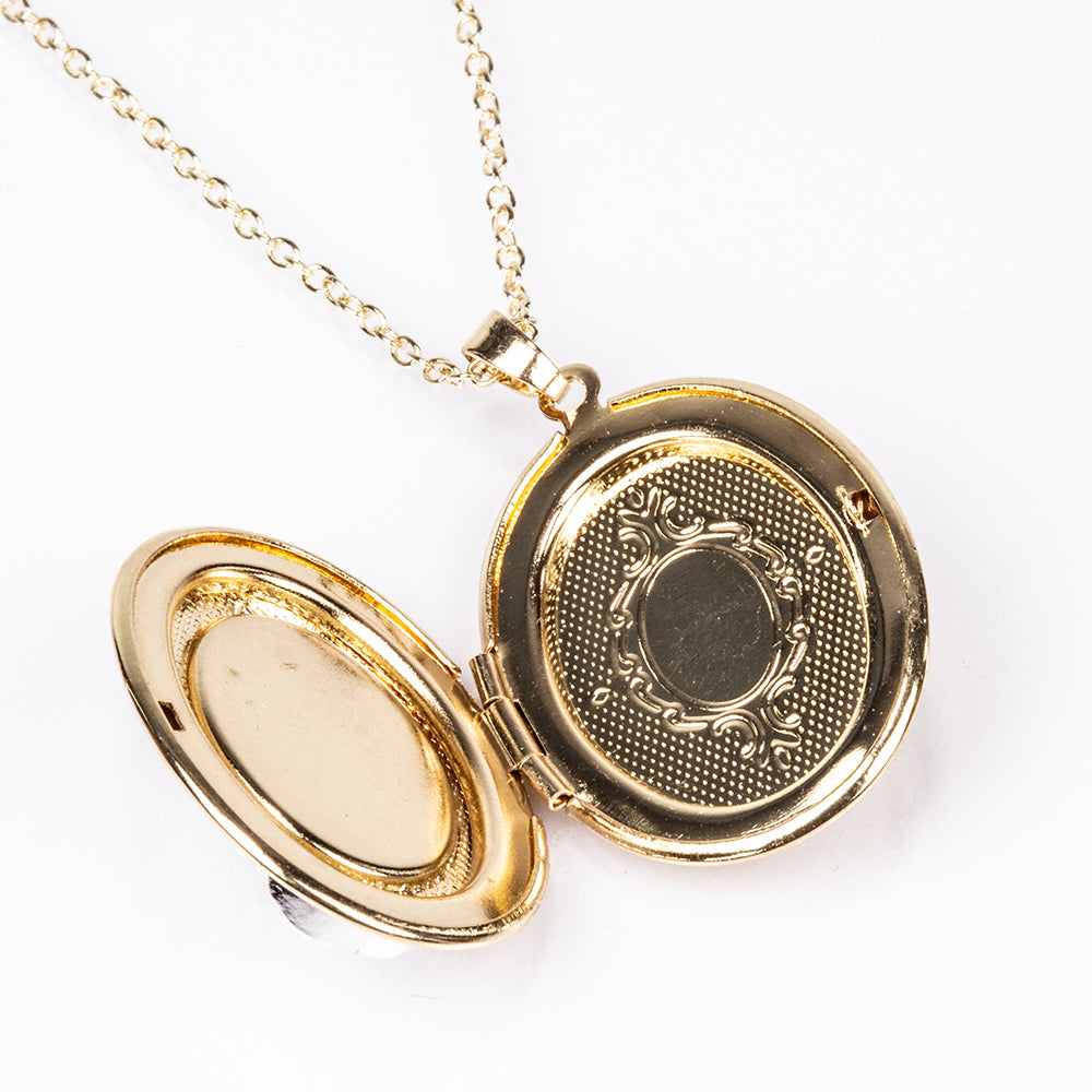 Naszyjnik z medalionem przedstawiającym anioła opiekuńczego