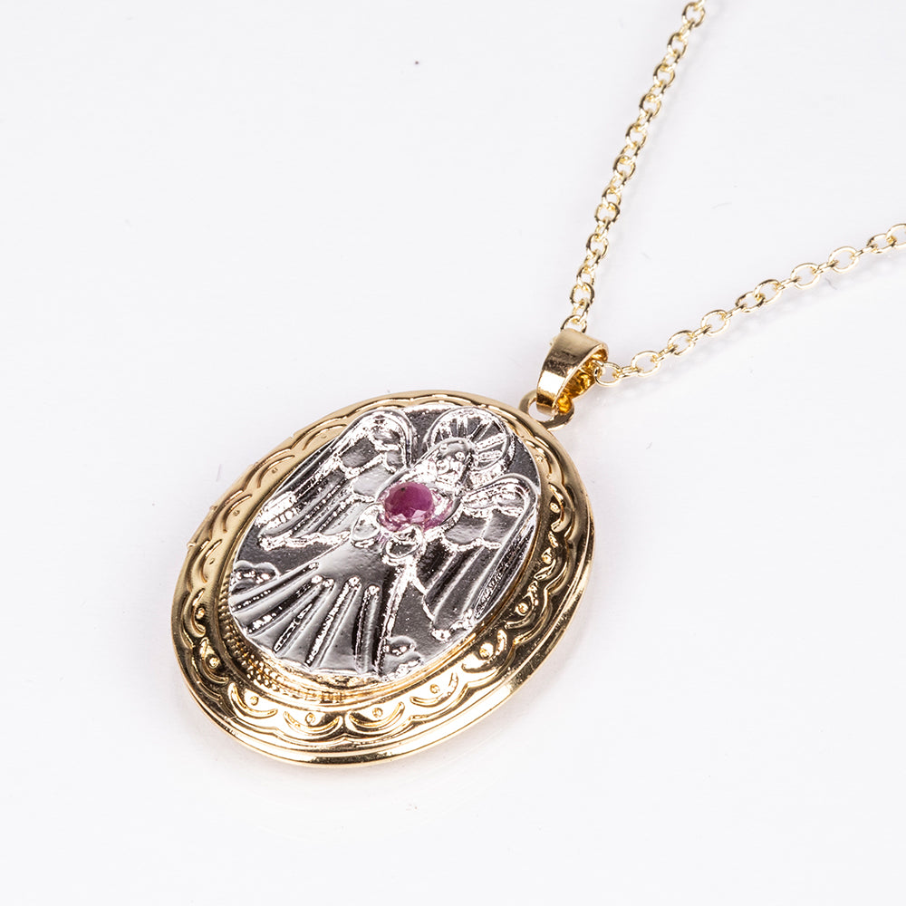 Naszyjnik z medalionem przedstawiającym anioła opiekuńczego