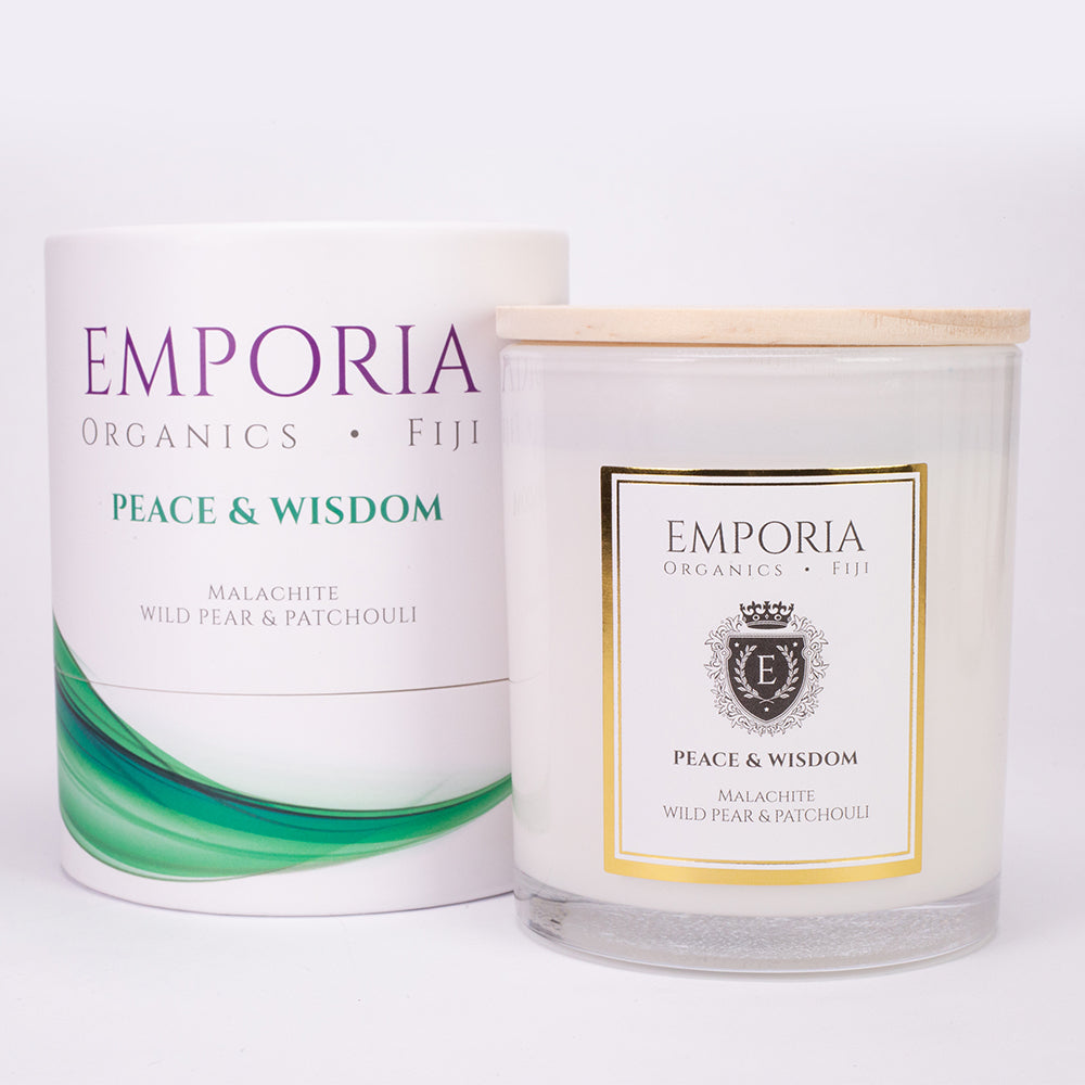 Emporia Organics szklana świeca FIJI - PEACE & WISDOM, z malachitem, o zapachu dzikiej gruszki i paczuli, 100% wosk sojowy, 230g