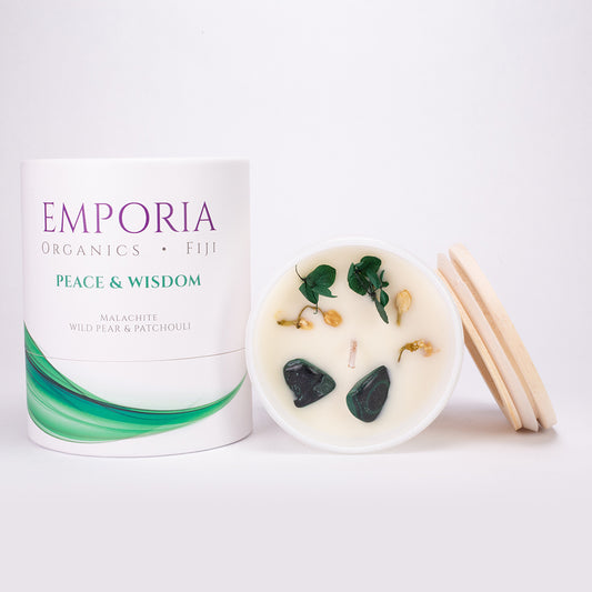 Emporia Organics szklana świeca FIJI - PEACE & WISDOM, z malachitem, o zapachu dzikiej gruszki i paczuli, 100% wosk sojowy, 230g
