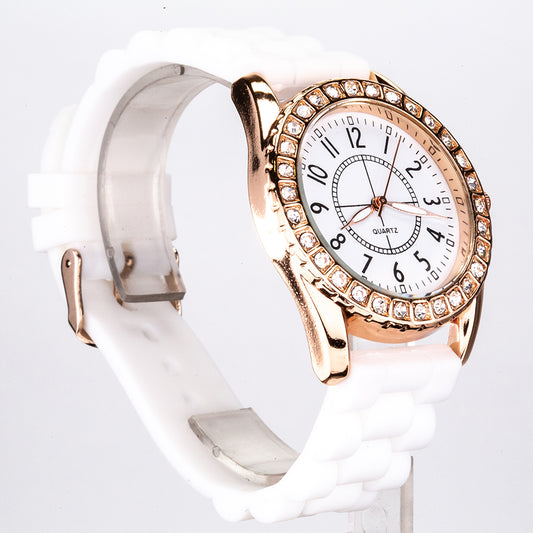 Damski zegarek na rękę z białym silikonowym paskiem i tarczą w kolorze różowego złota