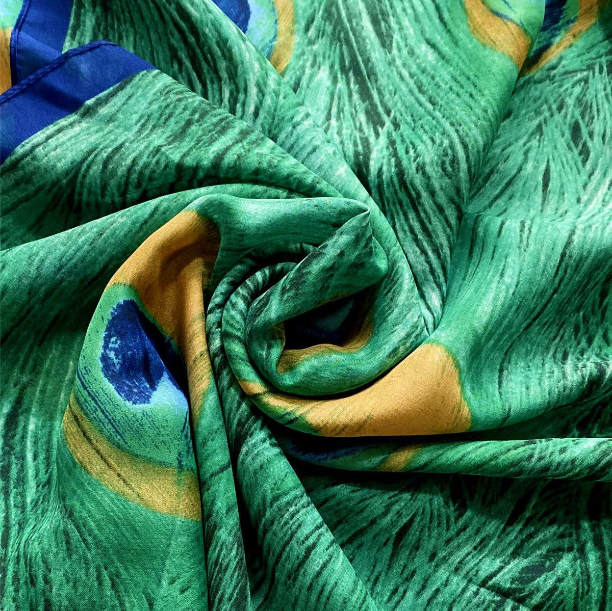 Jedwabny szal, 90 cm x 180 cm, wzorzyste pawie pióra, zielony